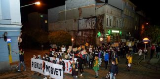 Dziewczęta, cieszycie się na powrót do szkoły?