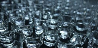 Więcej za papierosy i alkohol – bo rząd przeliczył nasze zarobki na fajki i okowitę