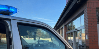 Rzucali kamieniami w drzwi marketu