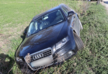 Nastolatek ukradł auto i rozbił je w rowie. Policja stawia poważne zarzuty