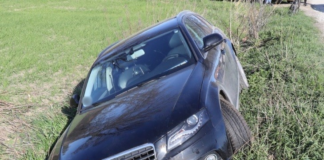 Nastolatek ukradł auto i rozbił je w rowie. Policja stawia poważne zarzuty